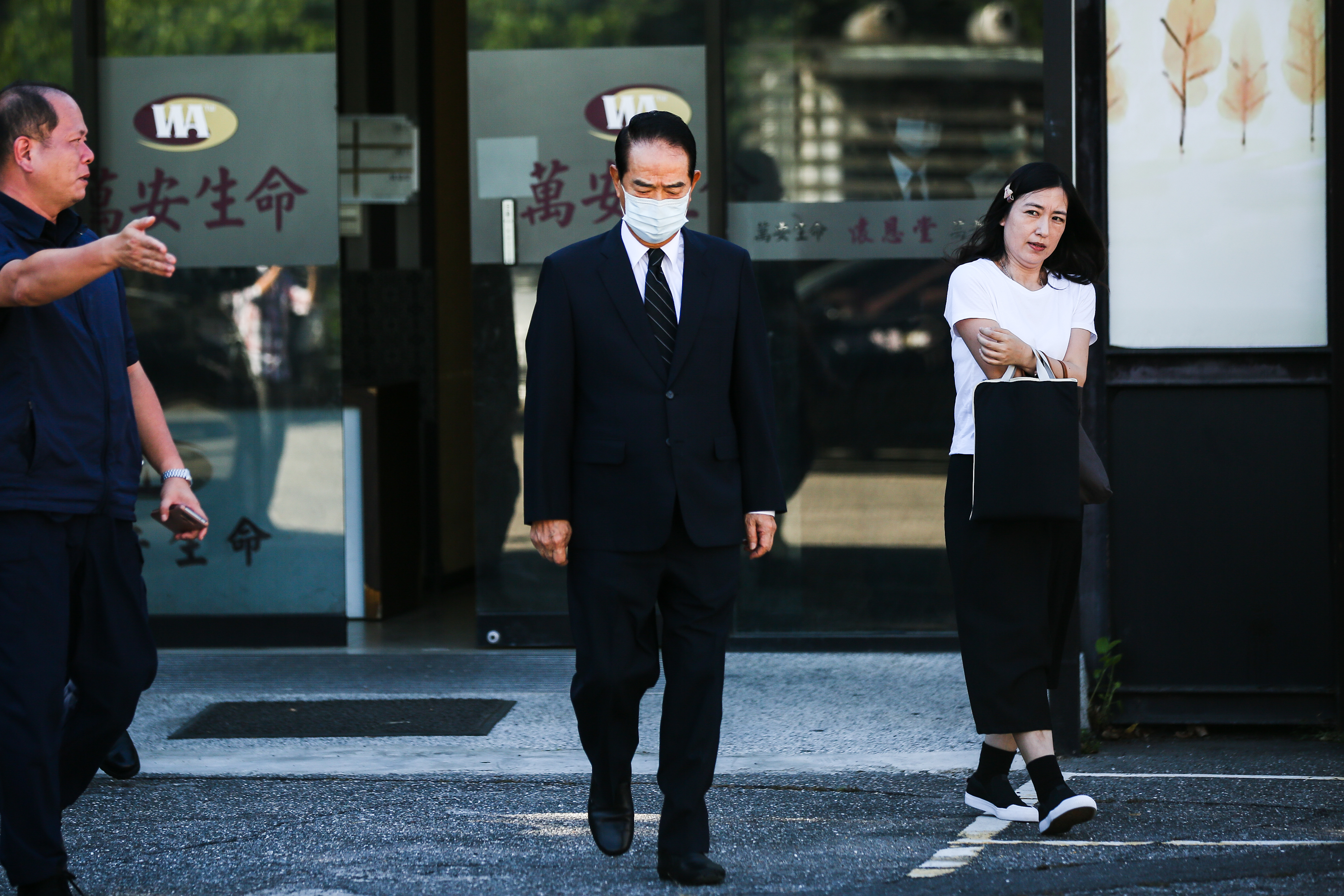 親民黨主席宋楚瑜今赴北榮弔唁李登輝，表達哀悼之意。