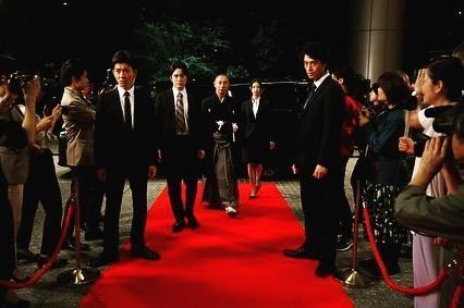 《BG終極保鏢2》大結局請來歌舞伎演員市川海老藏（中）客串演出。（翻攝自齋藤工Instagram）