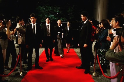 《BG終極保鏢2》大結局請來歌舞伎演員市川海老藏（中）客串演出。（翻攝自齋藤工Instagram）