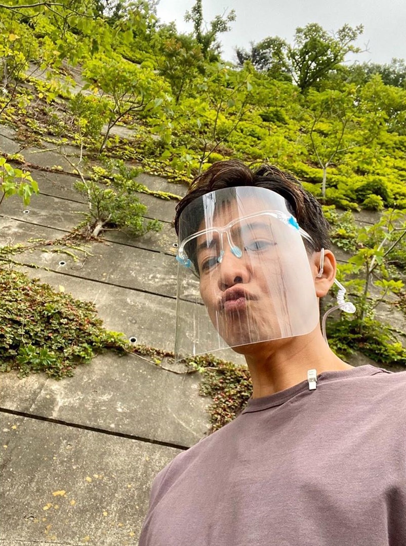 木村拓哉在拍戲期間十分小心，幾乎隨時都戴著透明面罩。（翻攝自木村拓哉Instagram）