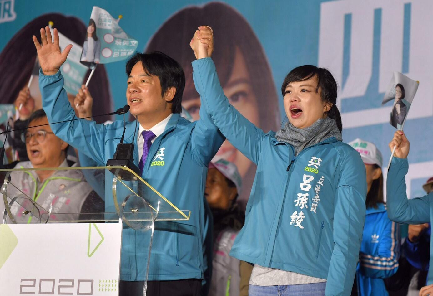 呂孫綾(右)找到新工作,擔任身兼民進黨黨主席的總統蔡英文特助。圖為2019年賴清德(左)為呂孫綾站台角逐立委連任的畫面。(蔡英文競辦提供)