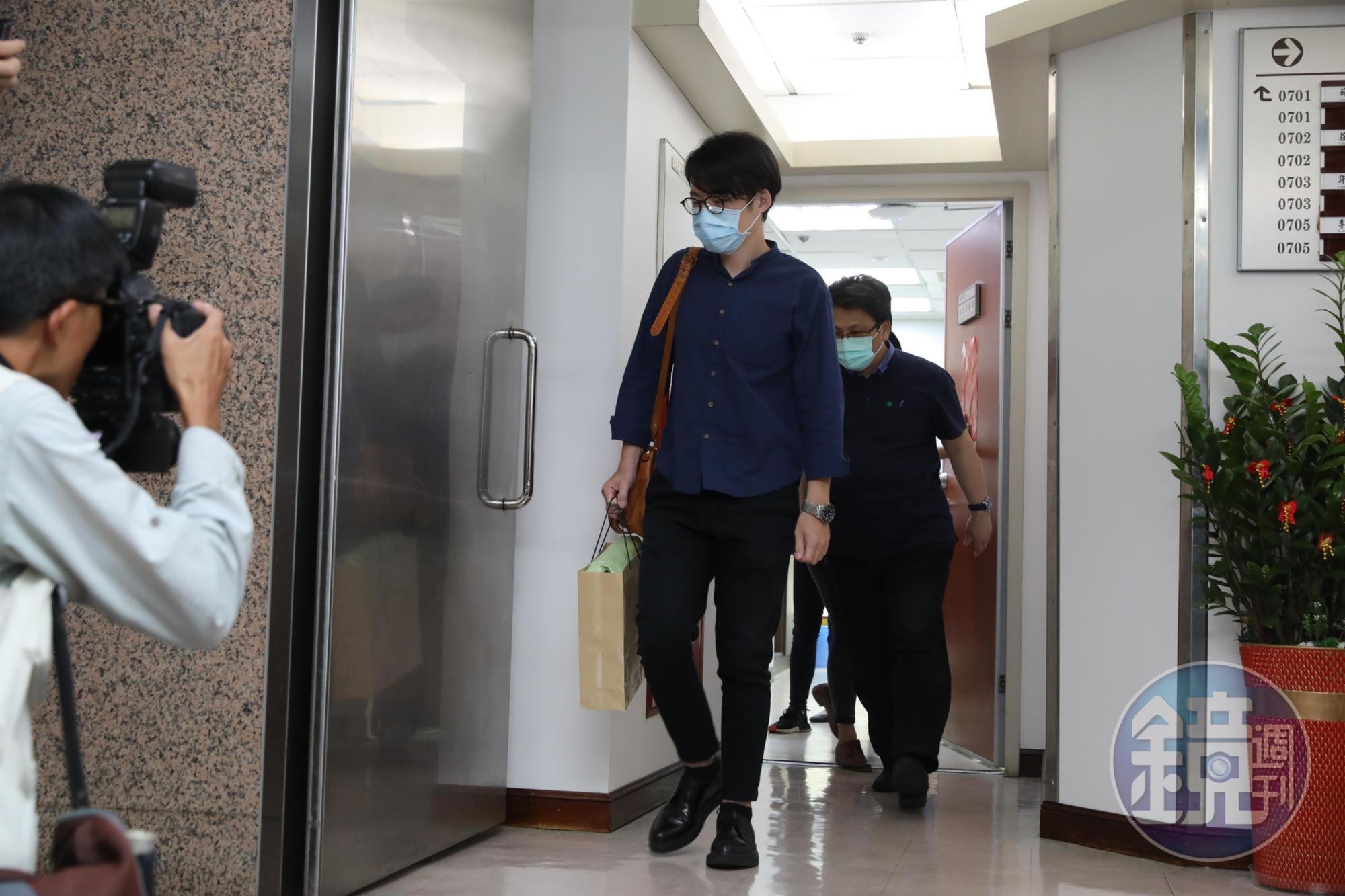 疑似檢調人員搜索蘇震清辦公室。