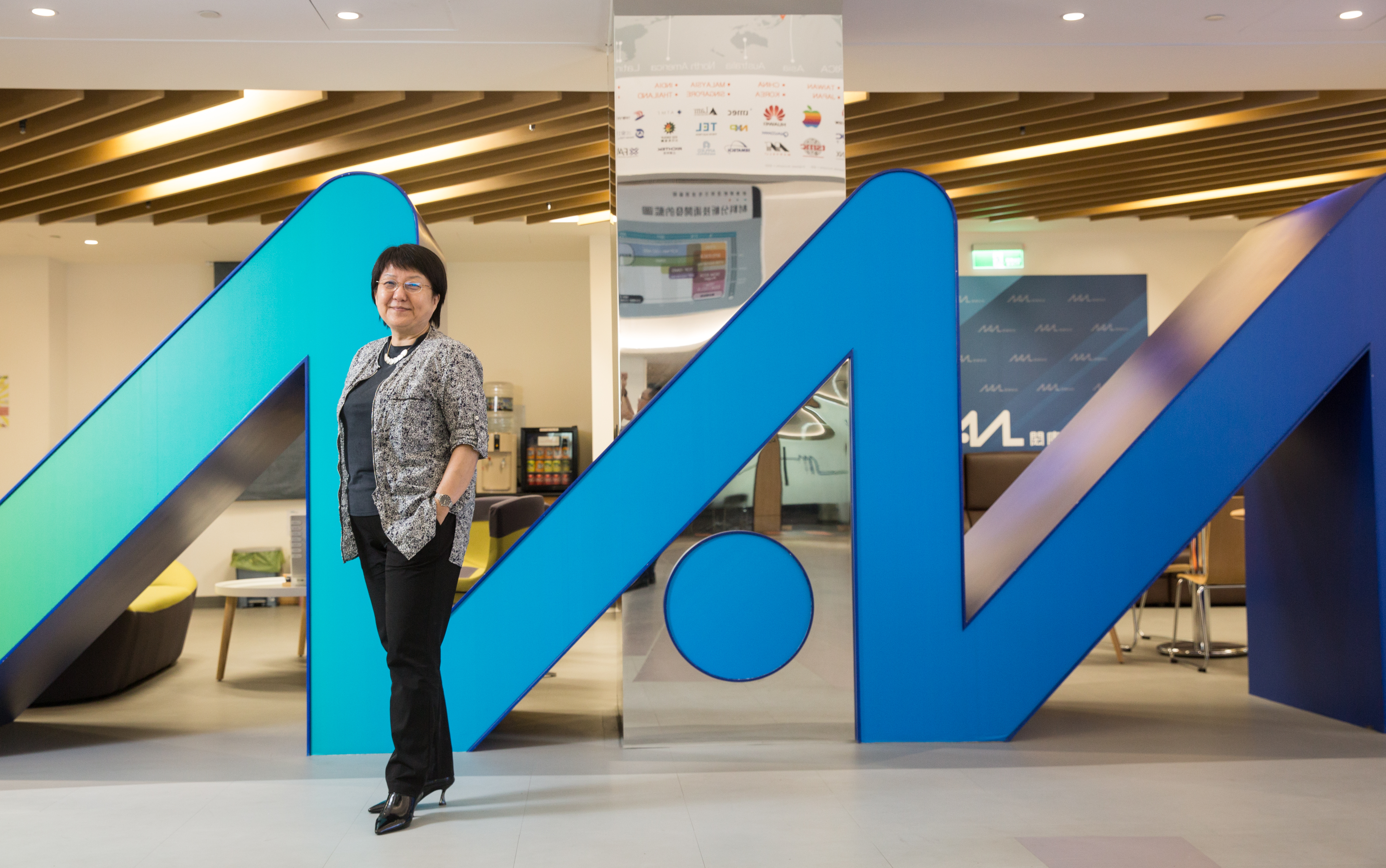 謝詠芬是國內第一位材料學女博士，18年前創立閎康科技，利用穿透式電子顯微鏡等貴重儀器，替國際級半導體大廠做分析檢測，是國內材料分析龍頭。