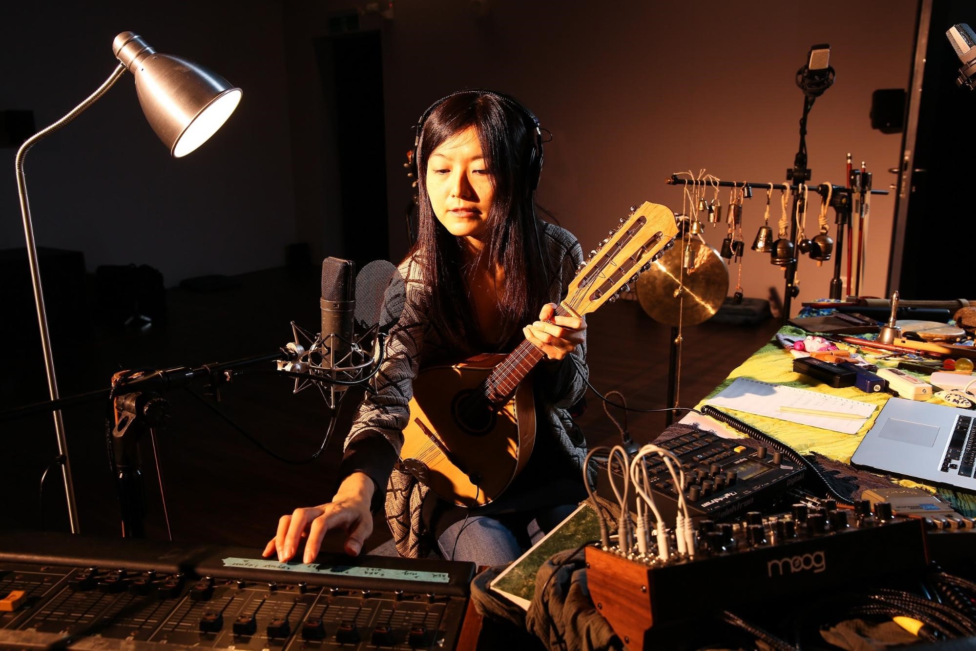 配樂家王榆鈞以一把曼陀林家族的12弦琴為《天亮前的戀愛故事》配樂。