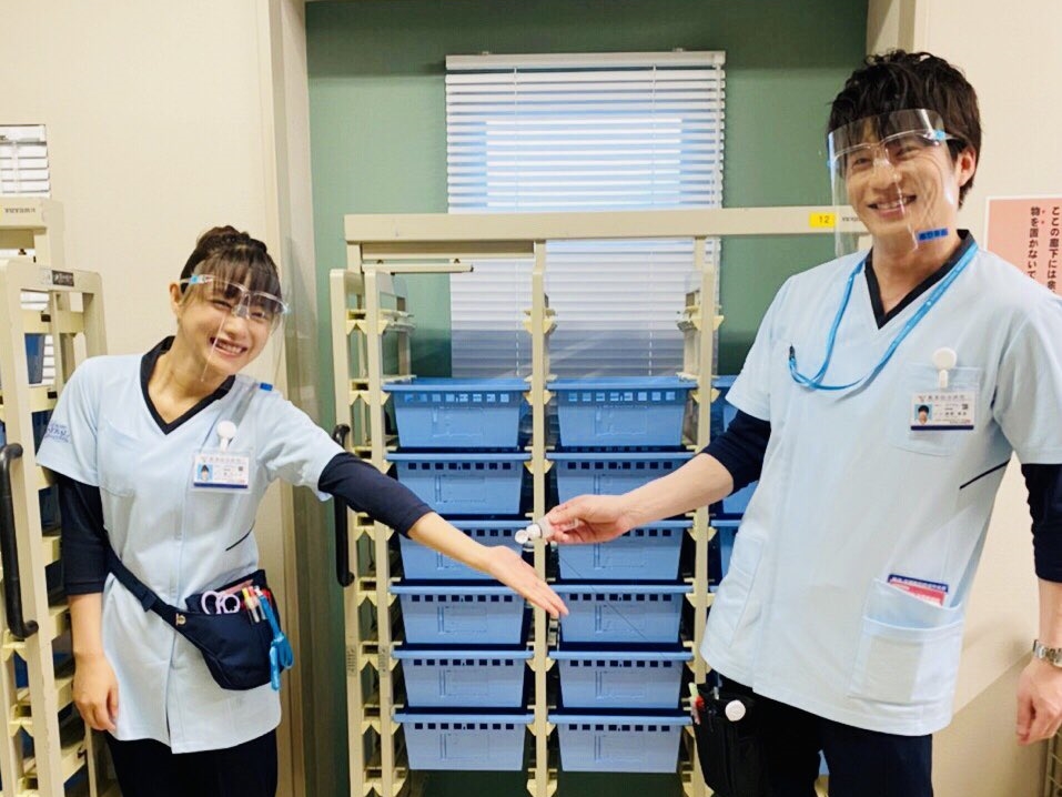 石原里美與田中圭合作的新戲復拍，拍戲現場防疫措施算是認真。（翻攝 《默默奉獻的灰姑娘》推特）