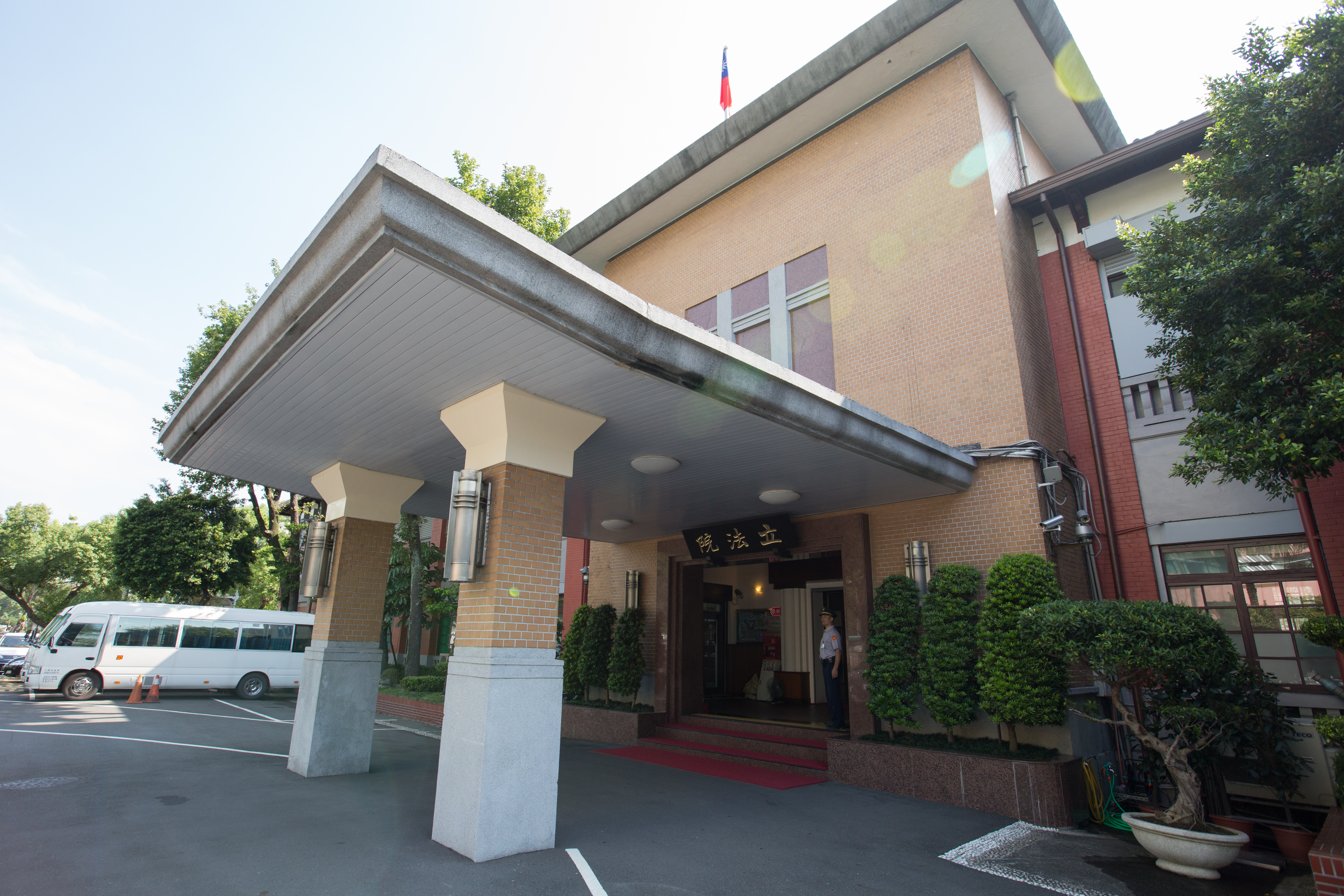 檢調調查SOGO經營權行賄案與殯葬土地開發案，發現都與某位前立委助理有關。