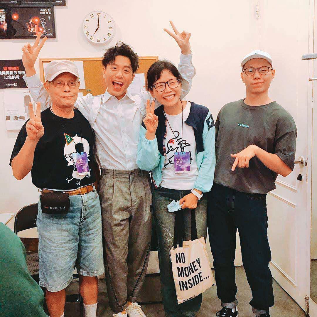家人理財規劃保守,韋禮安(左2)先跟父親(左1)討論後,才開始投資海外ETF。(翻攝自韋禮安臉書)