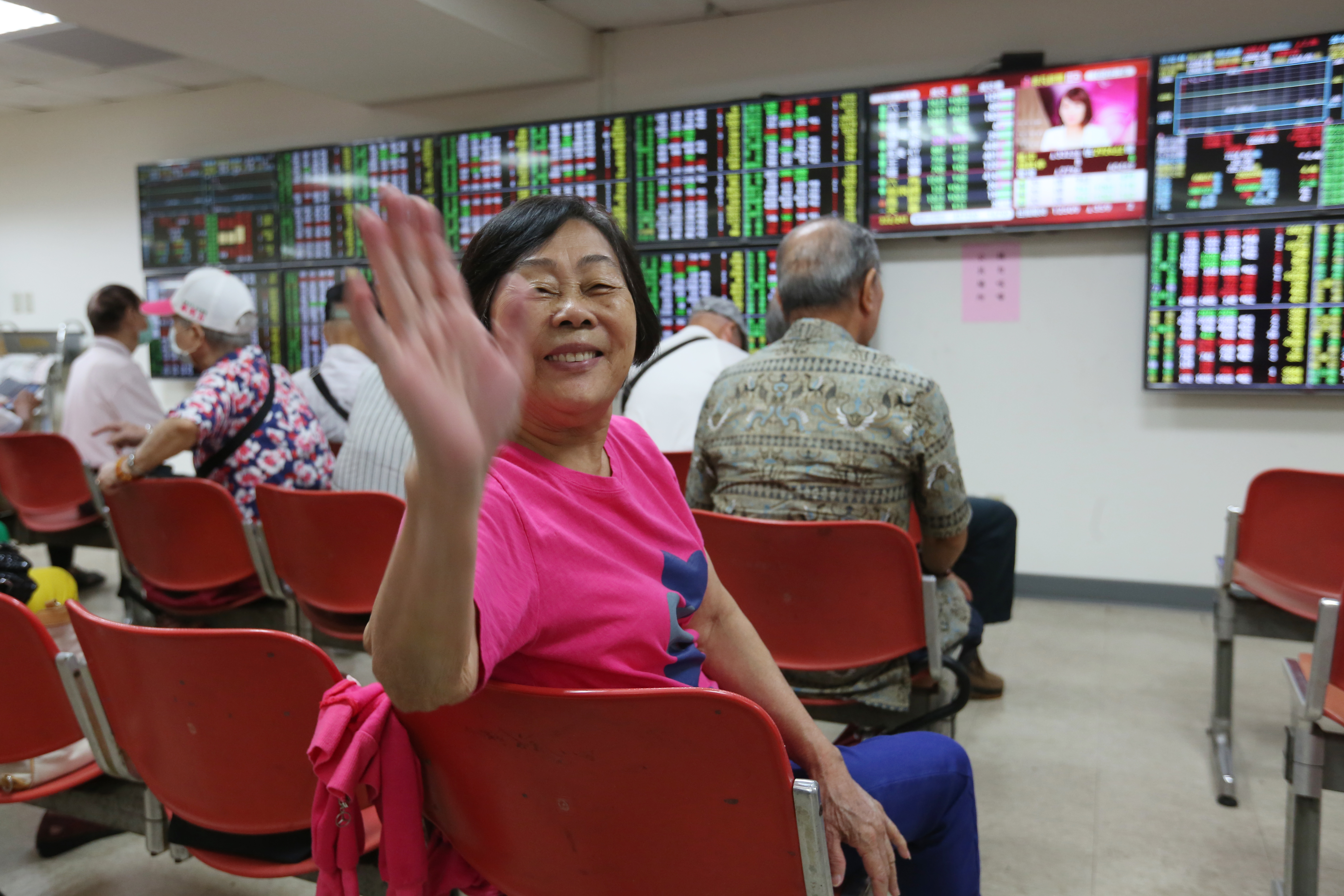 台股指數突破歷史新高12682點，投資人情緒激昂。