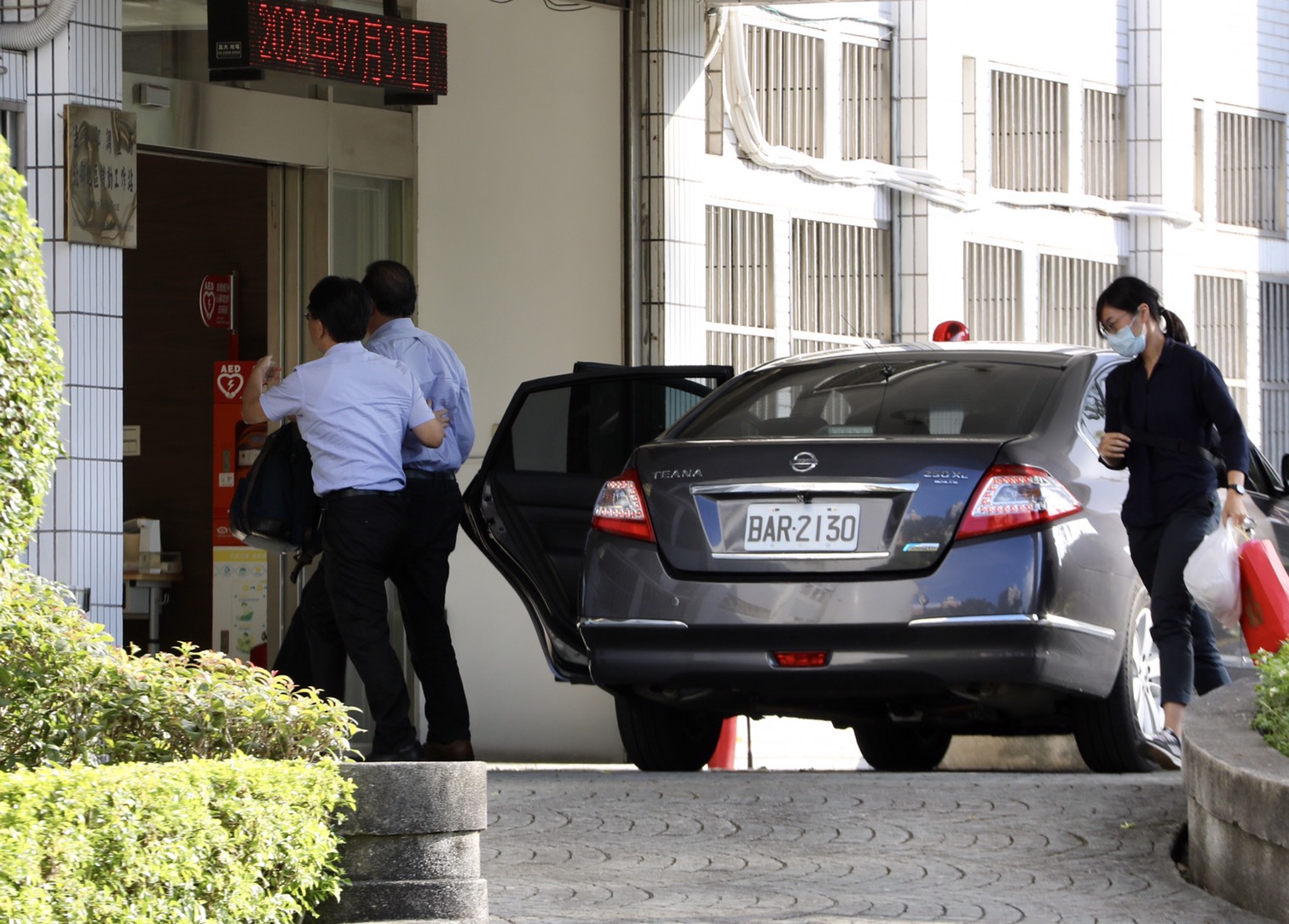 檢調人員約談蘇震清到調查局北機站。