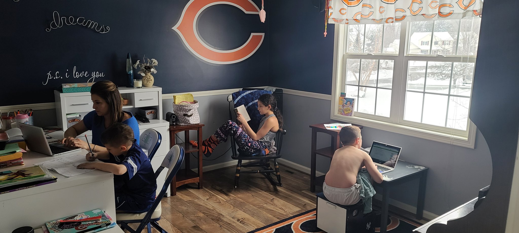 因歐美疫情尚未趨緩，法人持續看好居家辦公、線上學習等科技族群。（North Syracuse Ventral School District臉書）