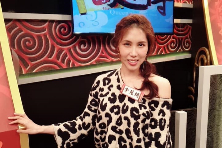 余苑綺和老公補辦婚禮，但話題焦點都被媽媽吵架帶走。（翻攝自余苑綺臉書）