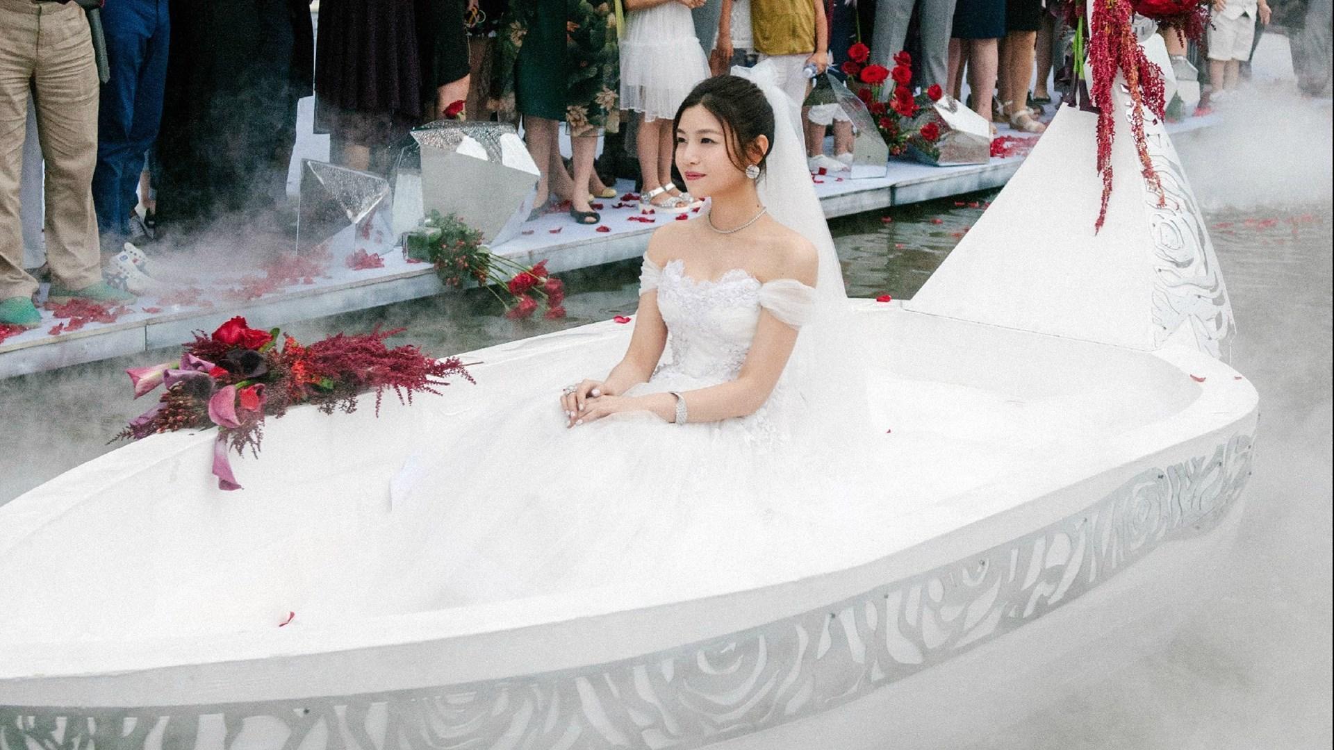 陳妍希的婚禮進場，被譏笑是生魚片冷盤。（翻攝微博）