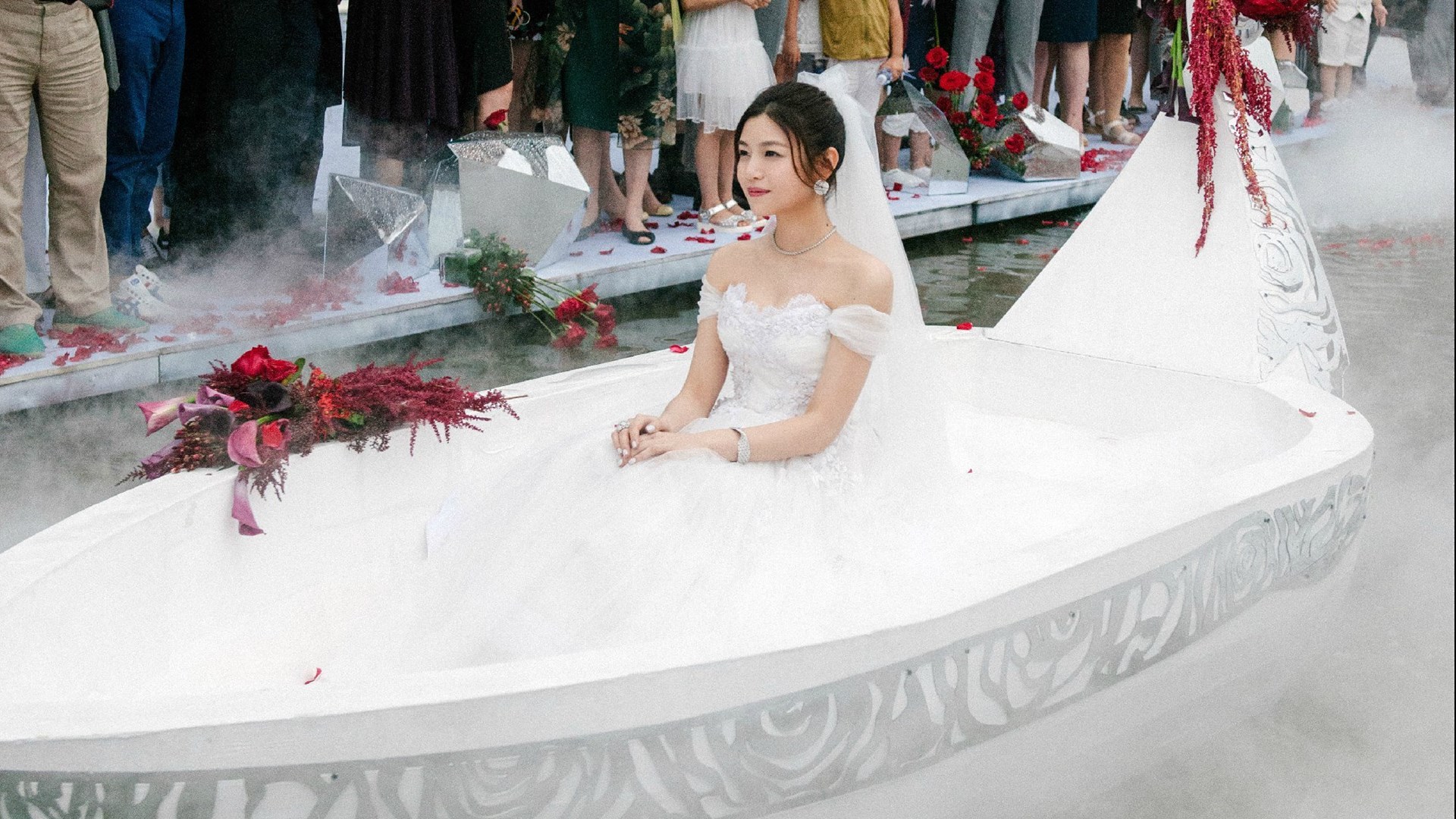 陳妍希的婚禮進場，被譏笑是生魚片冷盤。（翻攝微博）