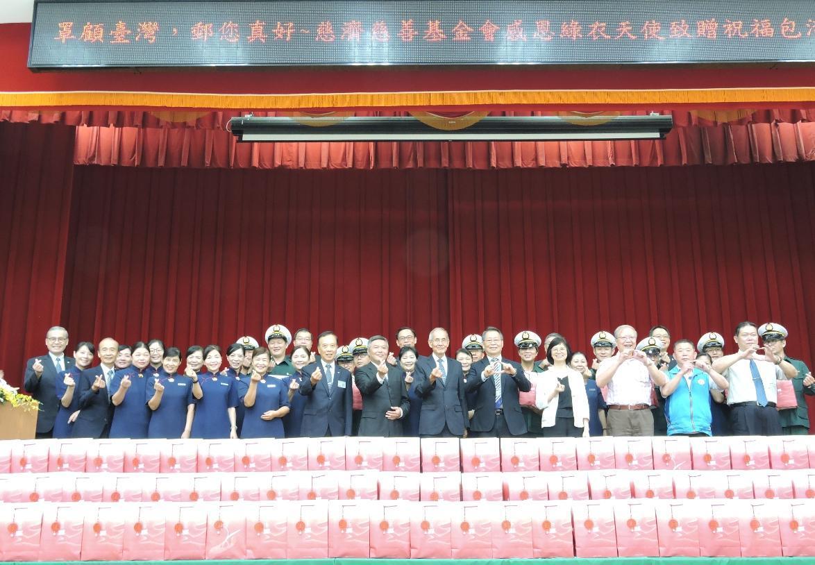 慈濟基金會在台北郵局舉辦「『罩』顧台灣、『郵』您真好——感恩綠衣天使活動」,致贈600份「祝福包」。(慈濟提供)
