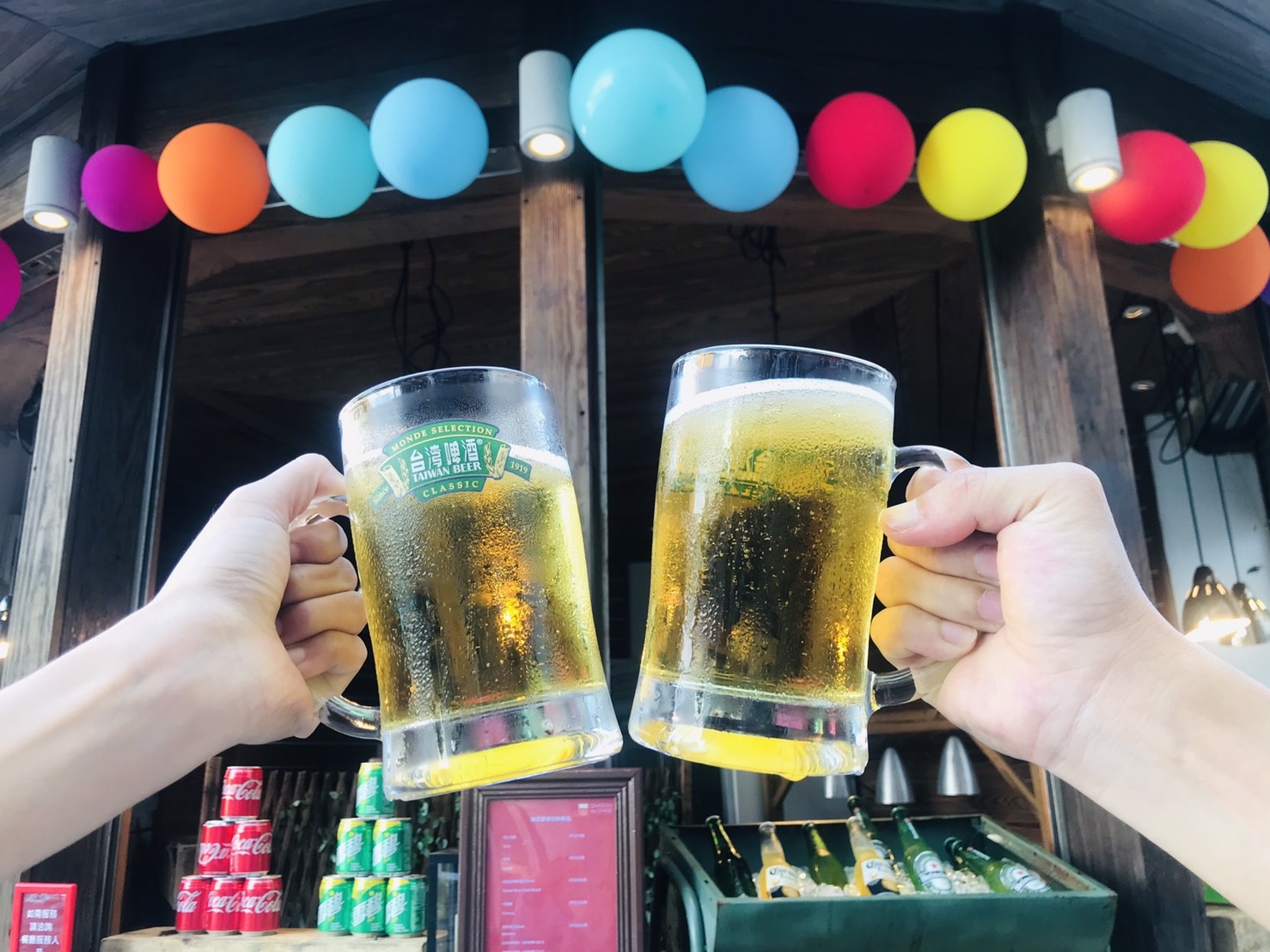 翰品酒店花蓮「爸氣暢飲」享happy hour小點與生啤酒暢飲。（翰品酒店提供）