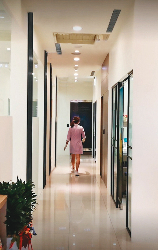 新北市知名牙醫診所遭牙醫裝針孔偷拍，診所女助理人人自危。（翻攝診所臉書，圖中女子非當事人，並經變裝處理）
