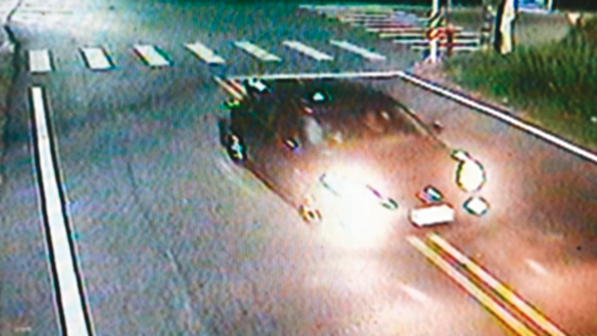 警方調閱監視器,發現余男被押走後,郭女坐上行凶少年開的車。(翻攝畫面)