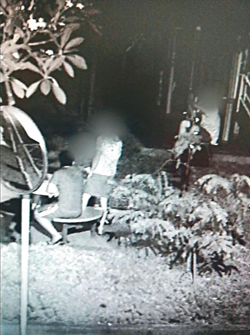行凶的少年們犯案前在公園聚集,準備打人用的棍棒,被監視器錄下。(翻攝畫面)