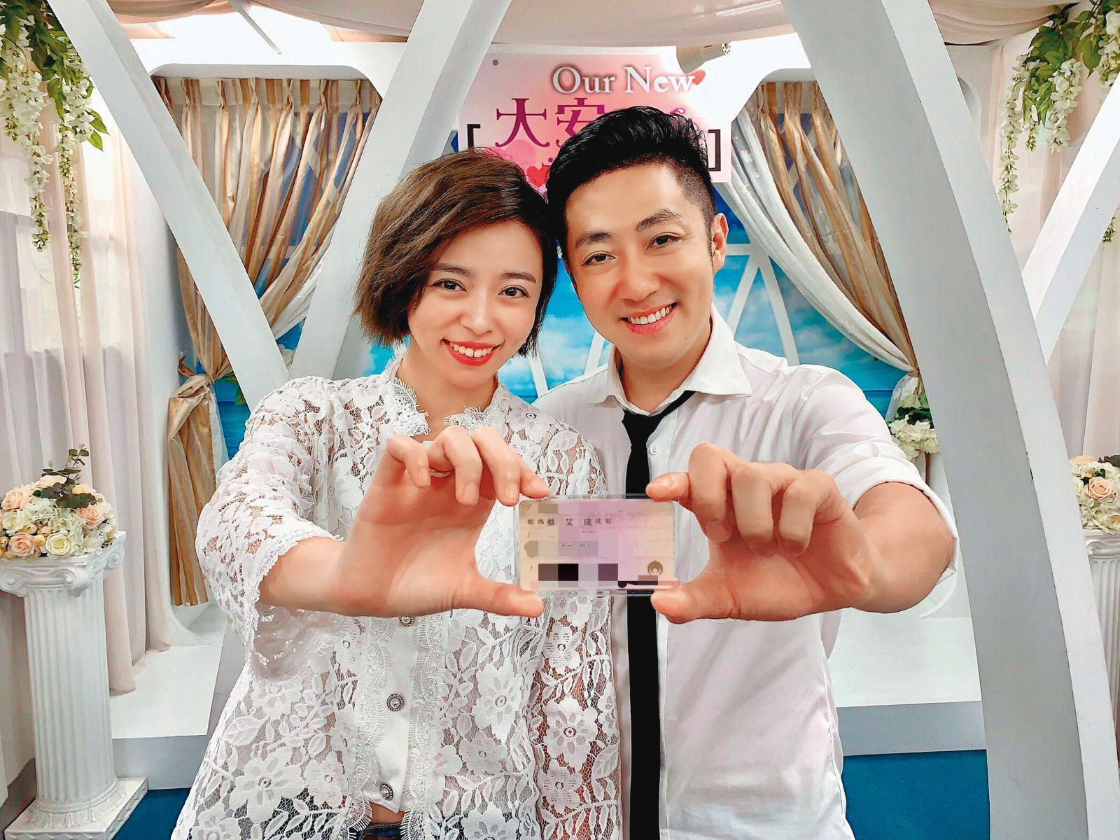 王瞳和艾成7月28日閃電赴戶政事務所登記結婚,近乎突襲。(民視提供)