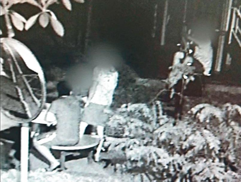 行凶的少年們犯案前在公園聚集,準備打人用的棍棒,被監視器錄下。(翻攝畫面)