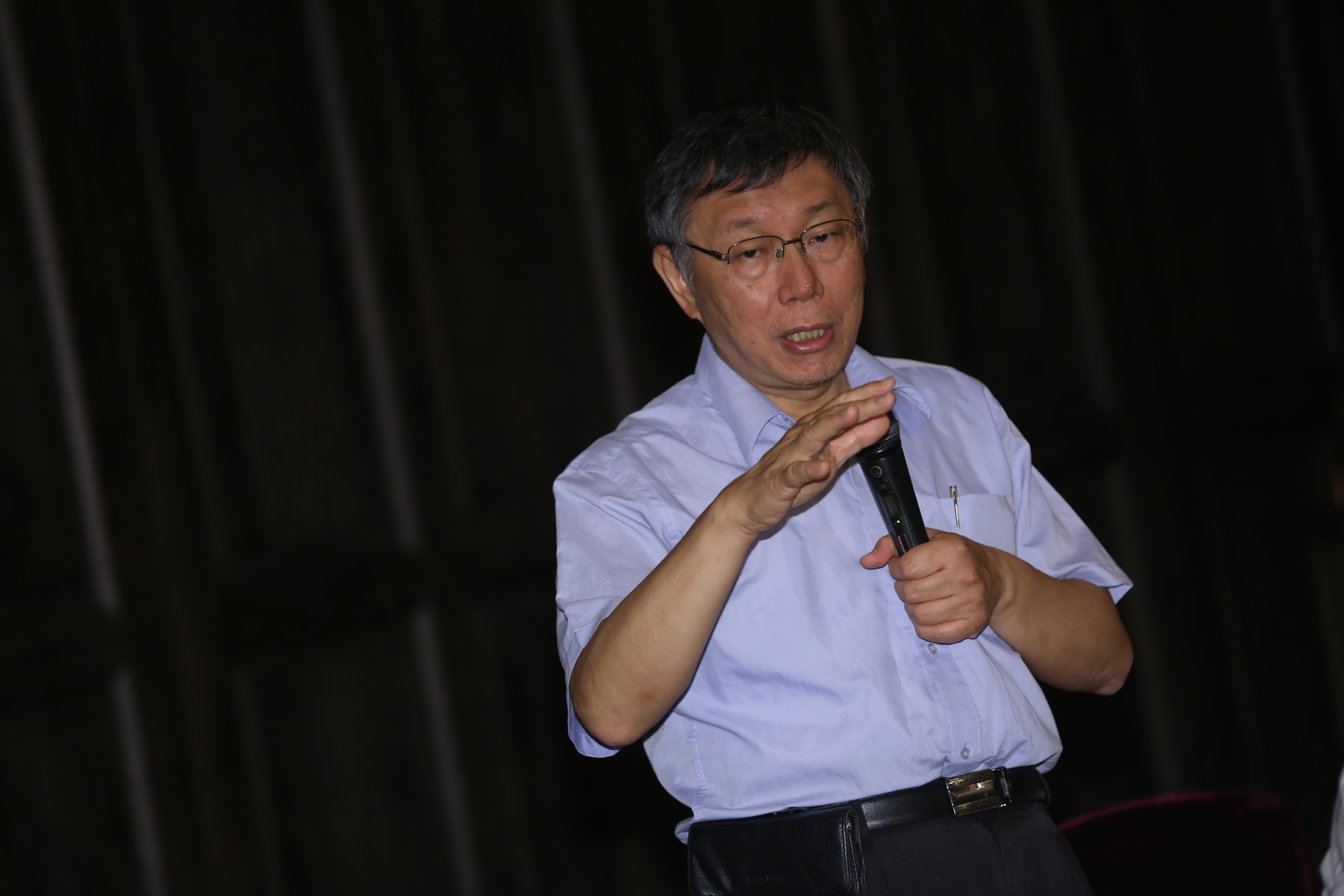 柯文哲為了和碩員工餐廳違規使用停車場空間，遭建管處連續罰款未改進，狠嗆將親自帶隊去北投和碩總部拆違建餐廳。