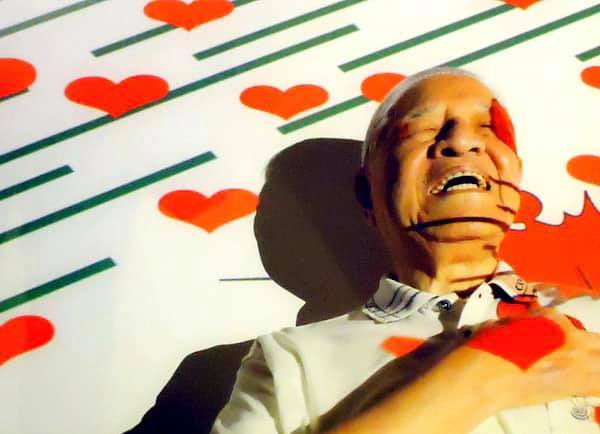 李登輝擔任藝術模特兒，在鏡頭前擺出各式各樣不同的姿勢，顛覆以往的形象。（翻攝自臉書「可愛又迷人的反派角色」，攝影師：佐藤公紀）