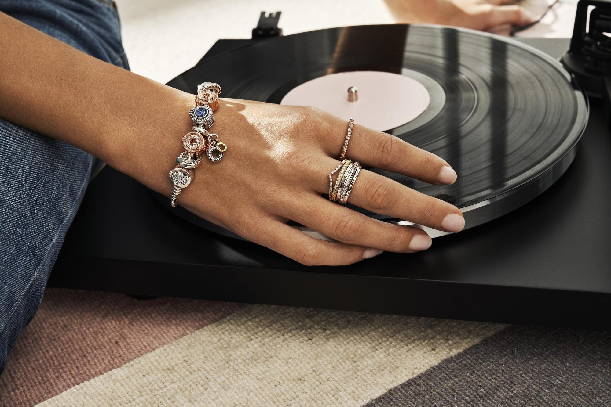 PANDORA Signature系列集結品牌經典的皇冠O、PANDORA Logo、鏤空愛心，從串飾、戒指、耳環至項鍊等，一應俱全。（PANDORA提供）