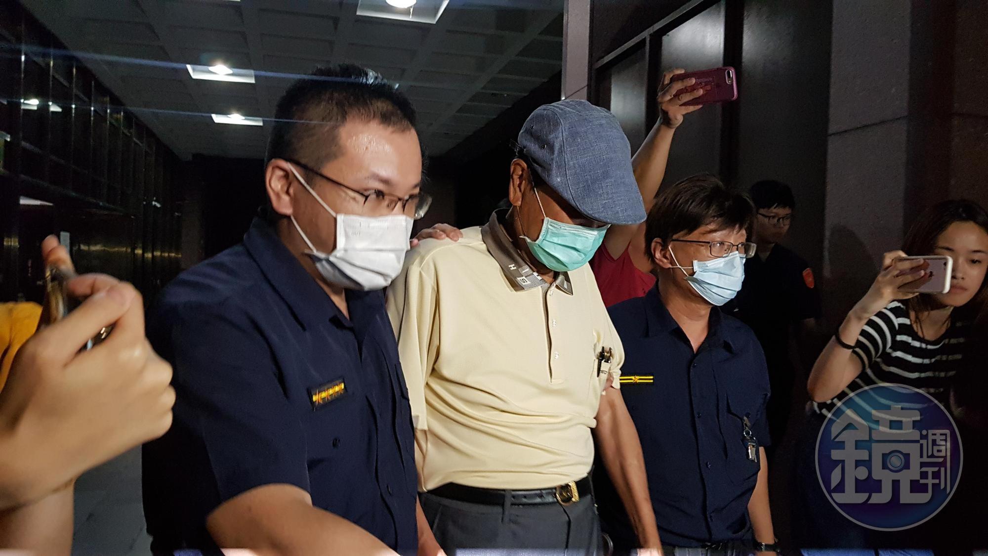陳唐山今天凌晨訊後被咬依貪汙罪以50萬元交保。