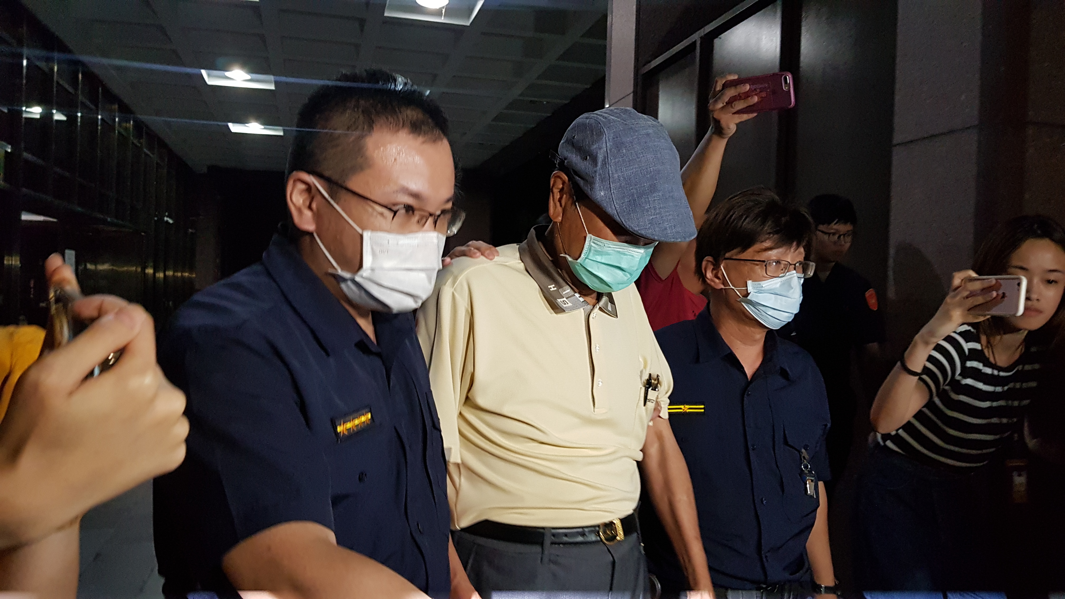 陳唐山今天凌晨訊後被咬依貪汙罪以50萬元交保。