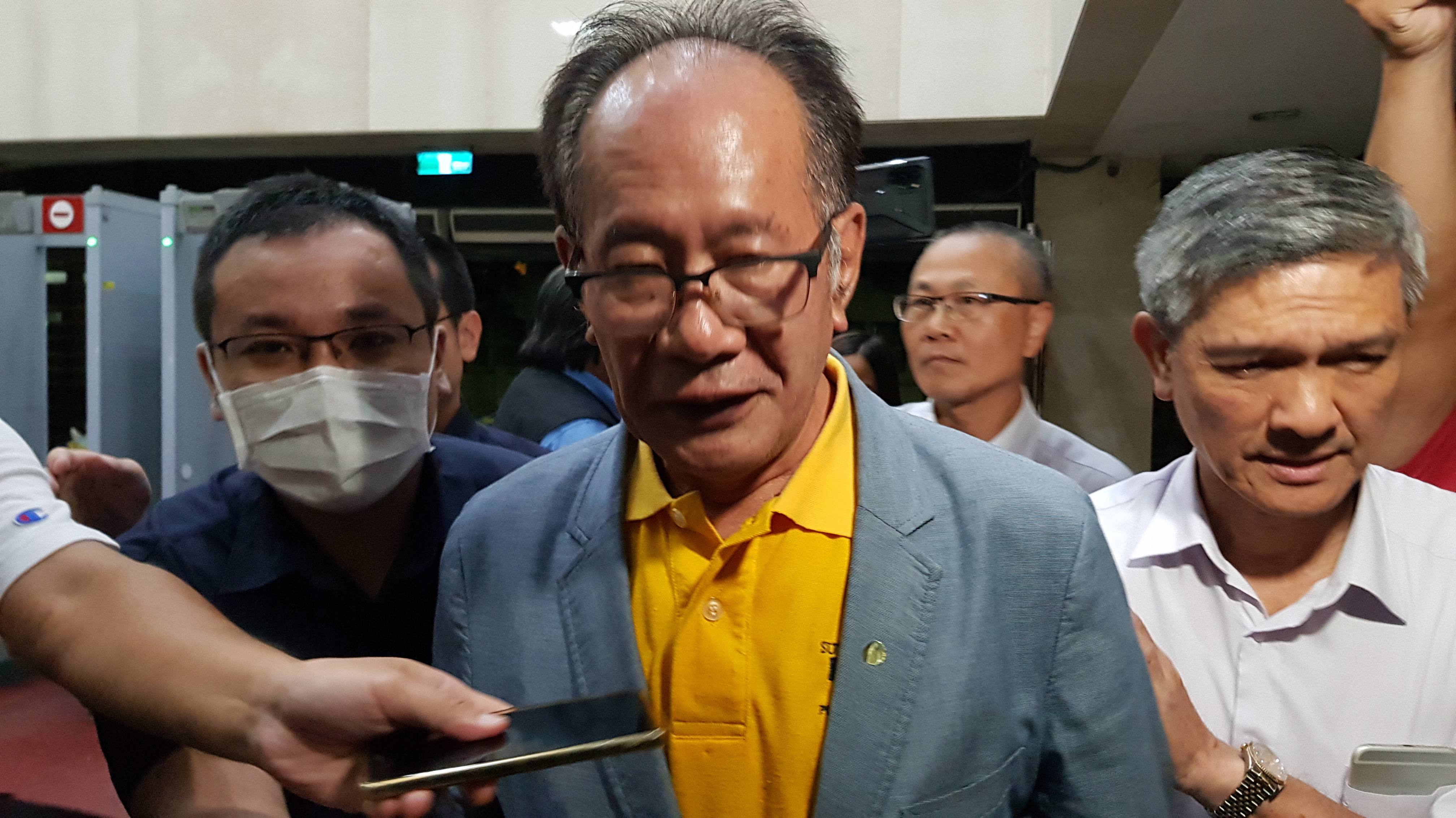 立委陳超明在凌晨近2時也抵達北檢複訊,笑答:「那裡有收賄呀!絕對沒有」。。