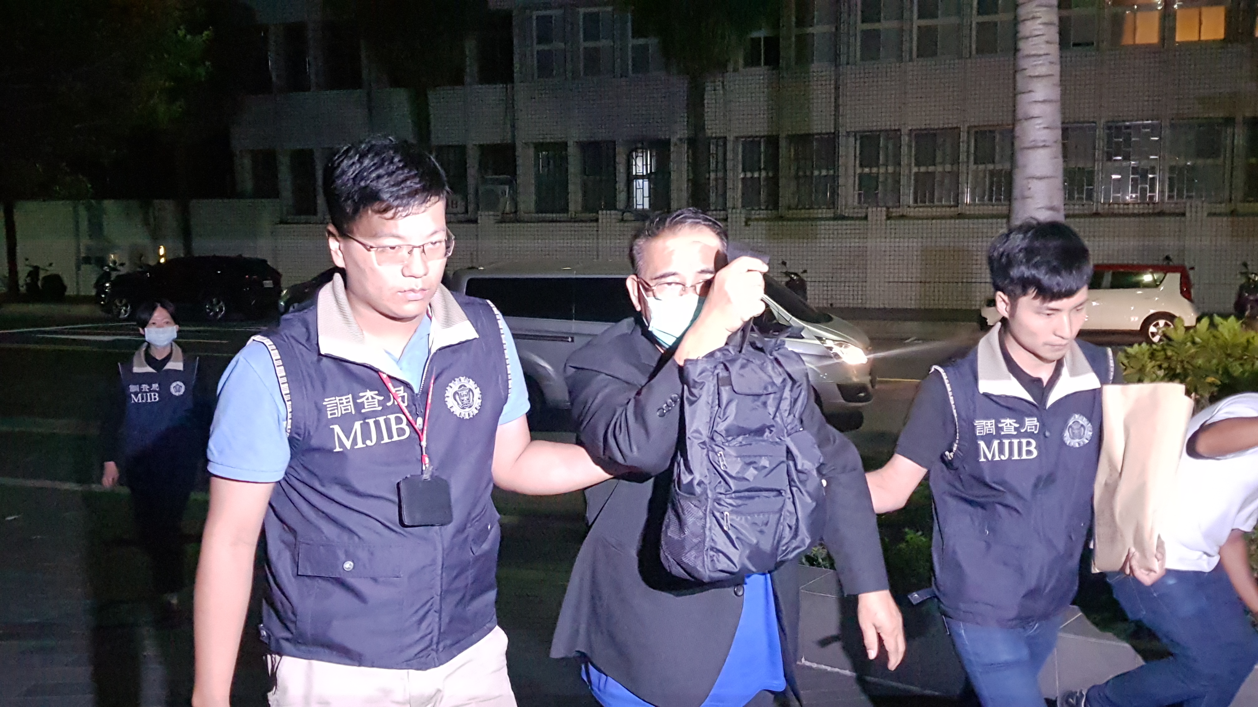 廖國棟也被送抵北檢,一直拿著包包擋前方的攝影機和閃燈光。