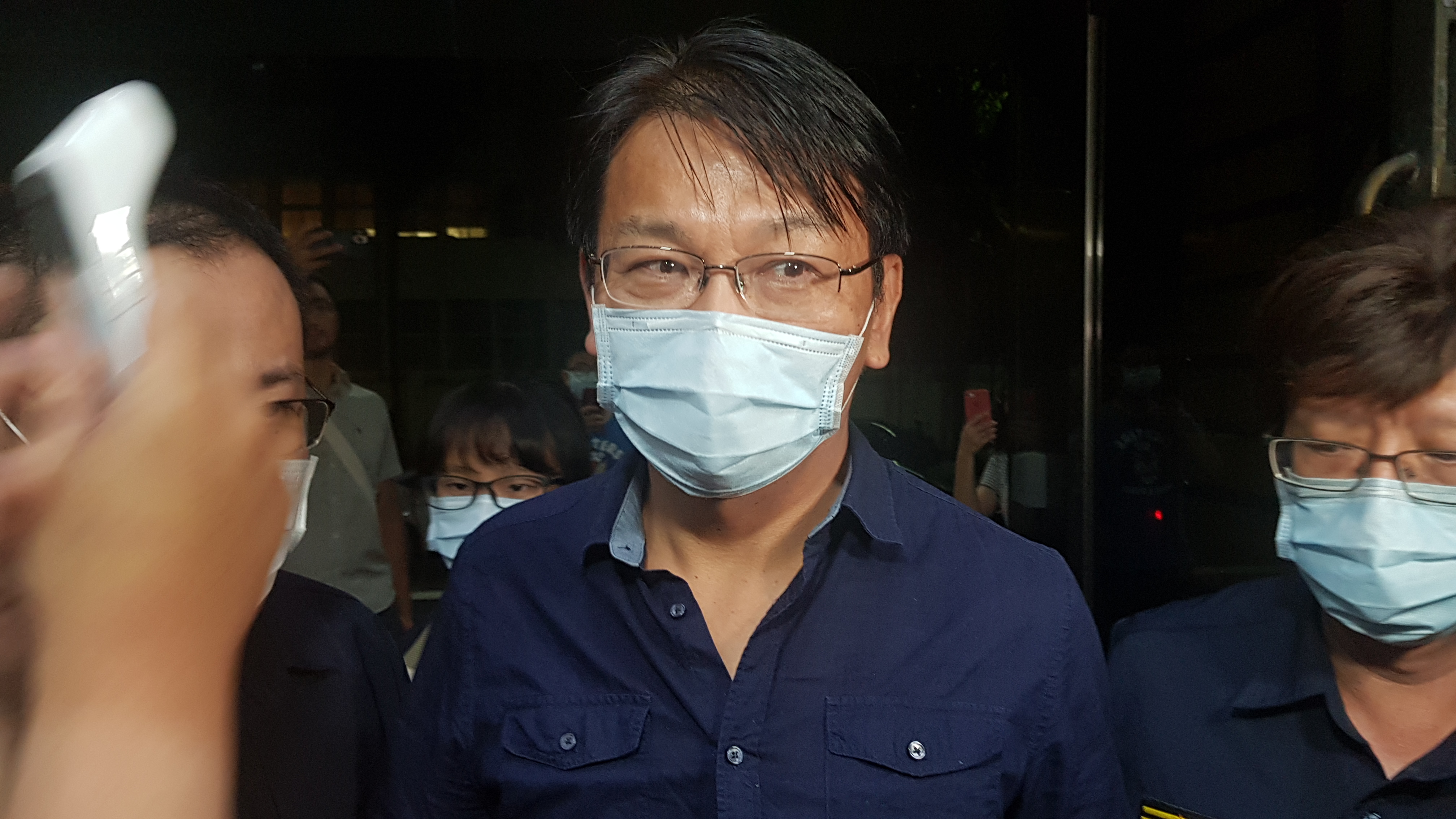 今晨4點30分左右,徐永明被調查官送帶往北檢複訊。