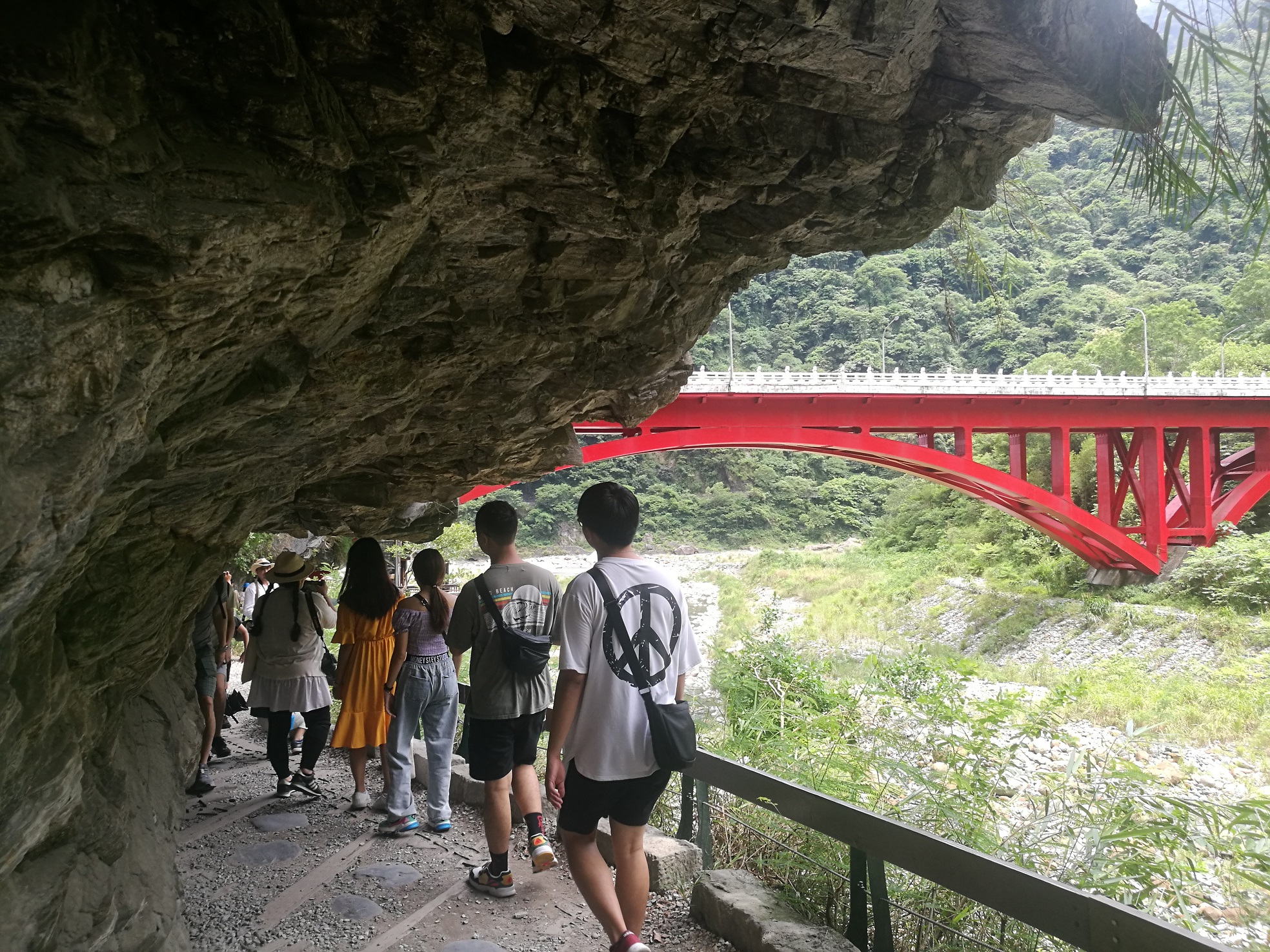 「砂卡噹步道」步道口,即是從紅色橋身的砂卡礑橋走樓梯而下。