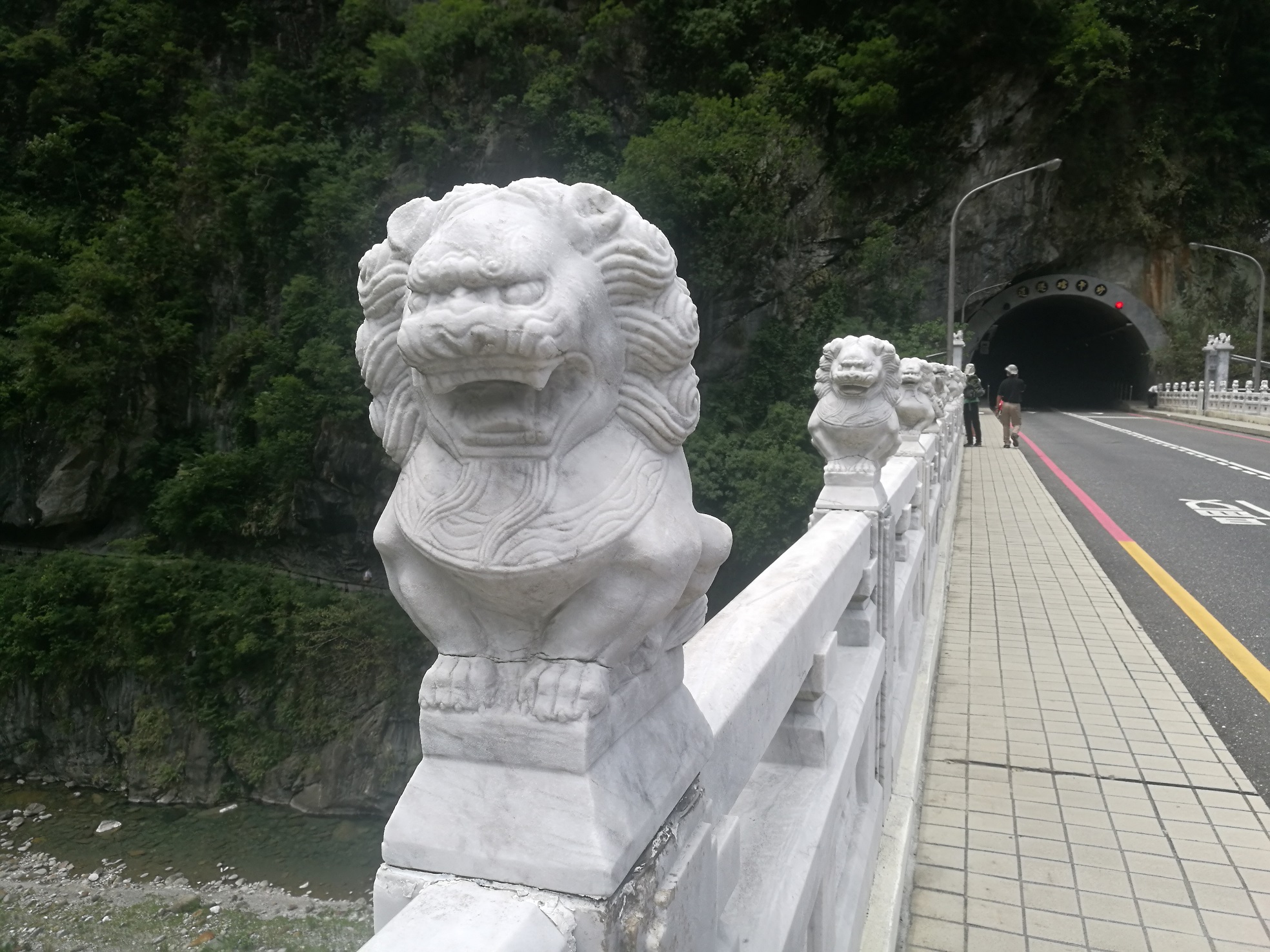 砂卡礑橋橋上的石獅造型皆不同,據說是仿自蘆溝橋。