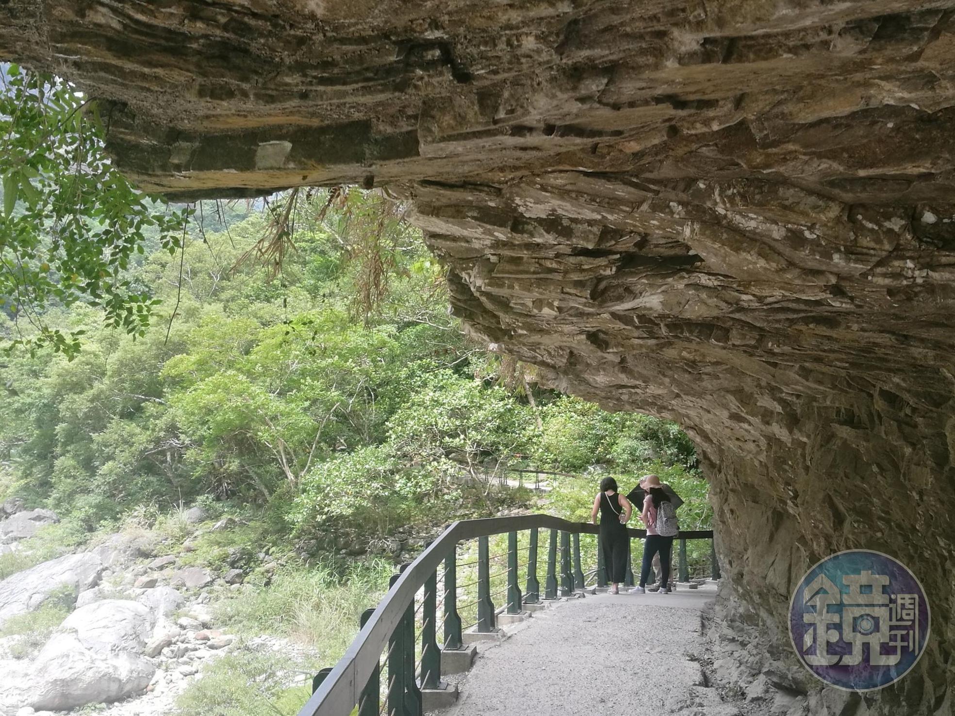 鑿建於山崖間的「砂卡噹步道」，幾乎曬不到太陽。
