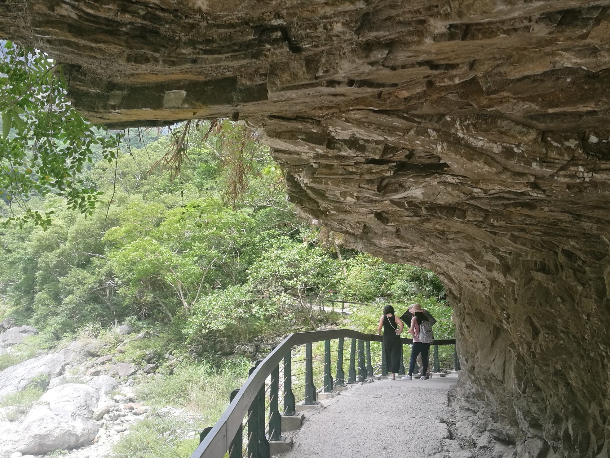 鑿建於山崖間的「砂卡噹步道」,幾乎曬不到太陽。