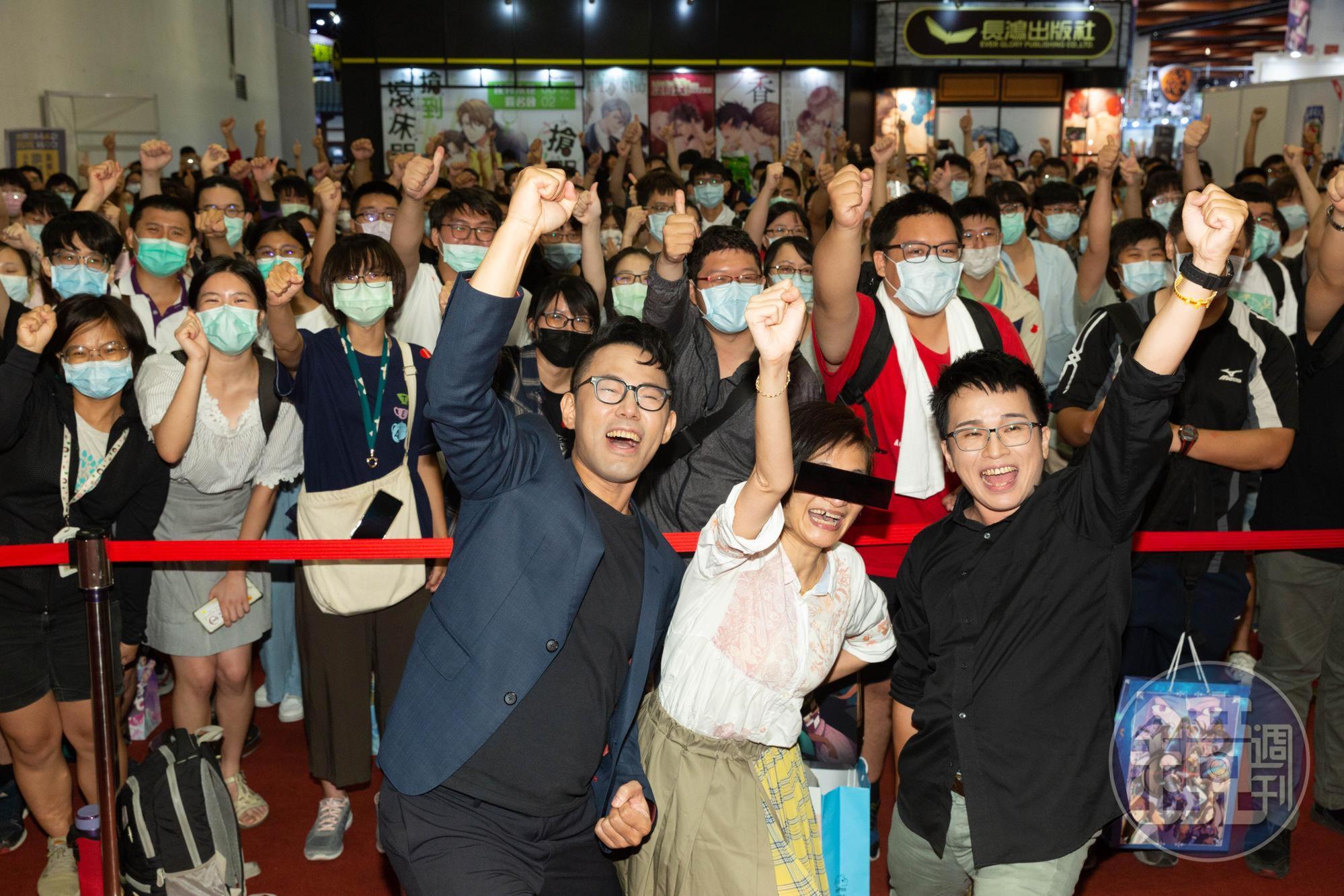 《鬼滅之刃》中文配音員錢欣郁(中)、陳彥鈞(左)、江志倫在台北國際ACG博覽會與粉絲合影。
