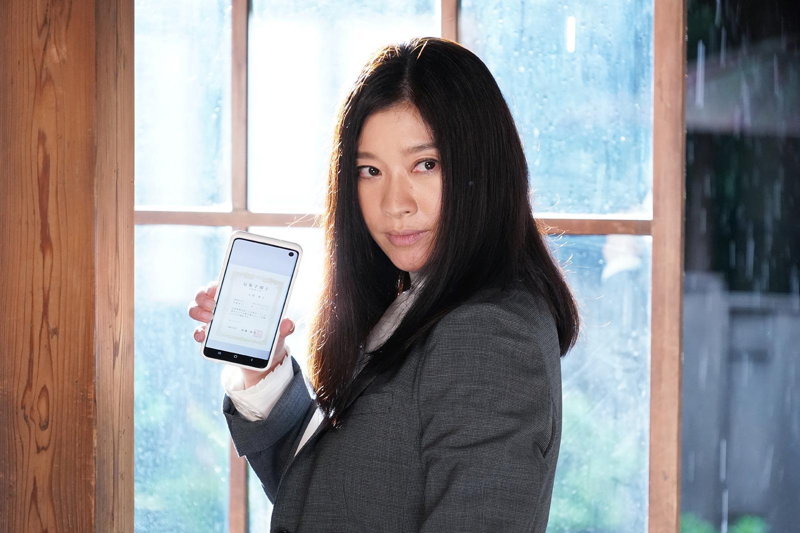 篠原涼子飾演的「大前春子」擁有各種領域的執照,總能在公司陷入危機時幫上忙。(翻攝《派遣女王2》Twitter)