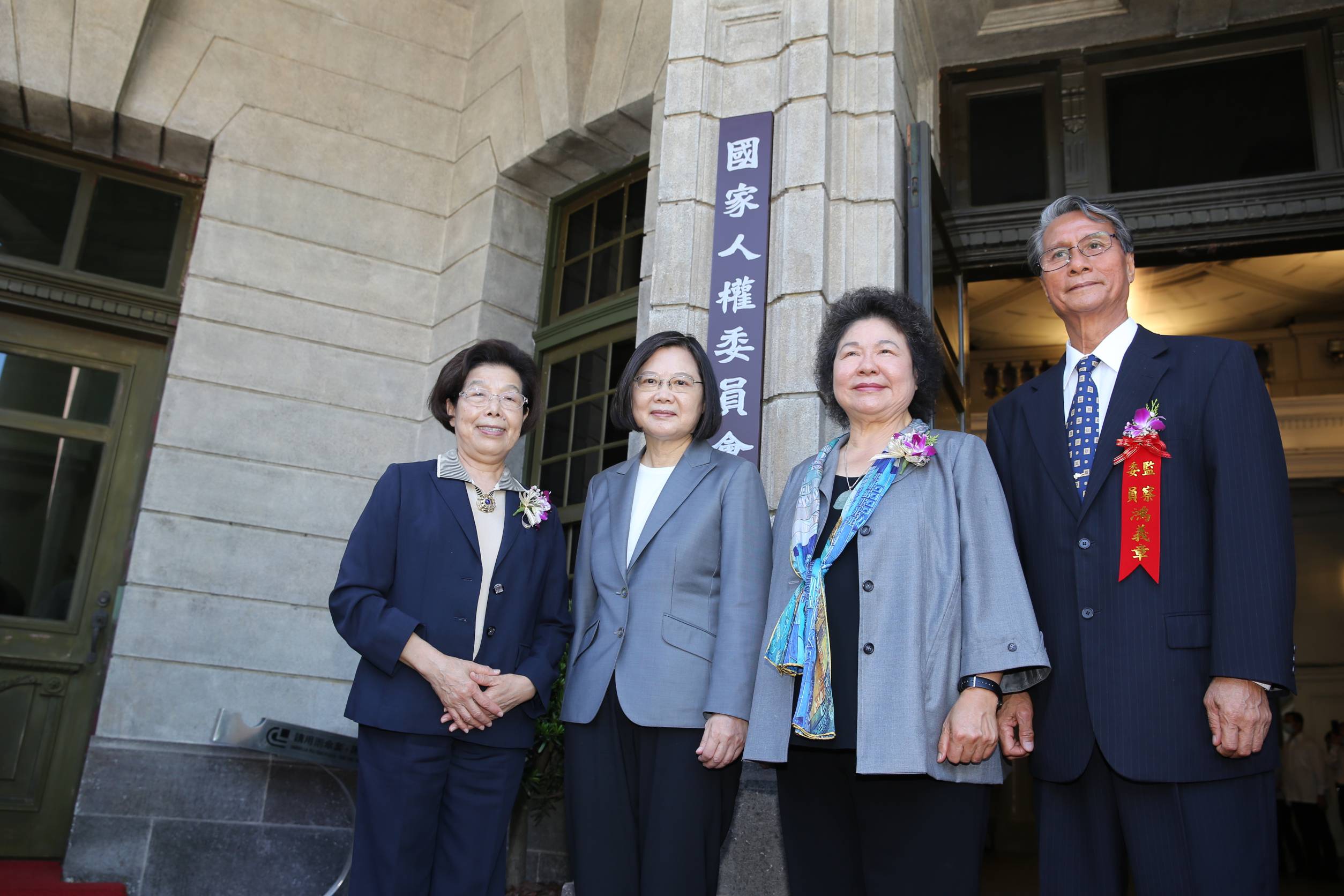 總統蔡英文今與新任監察院長陳菊、卸任監察院長張博雅共同為國家人權委員會揭牌。（台北攝影記者聯誼會提供）