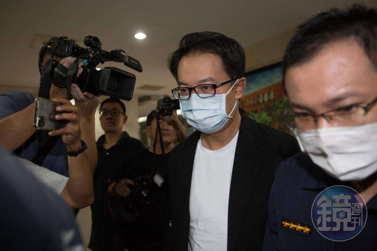 統領百貨總經理翁華利涉嫌擔任白手套,今日下午被檢方諭知以200萬元交保。