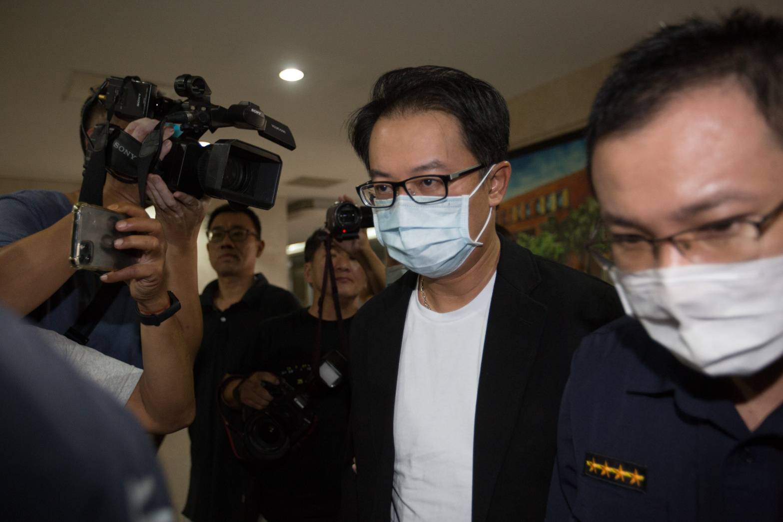 統領百貨總經理翁華利涉嫌擔任白手套，今日下午被檢方諭知以200萬元交保。