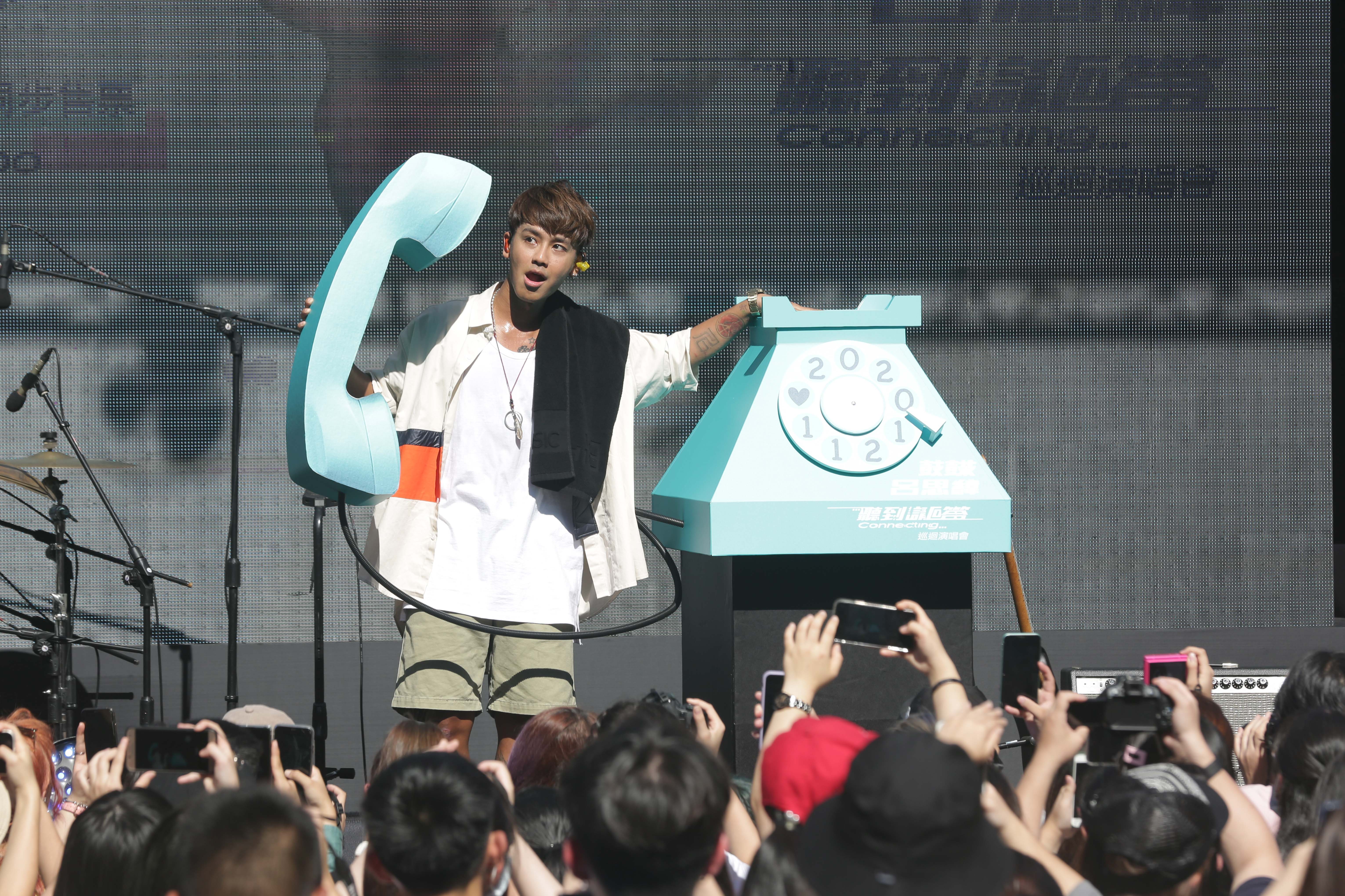 在簽票會上，鼓鼓call-out給圈內好友。