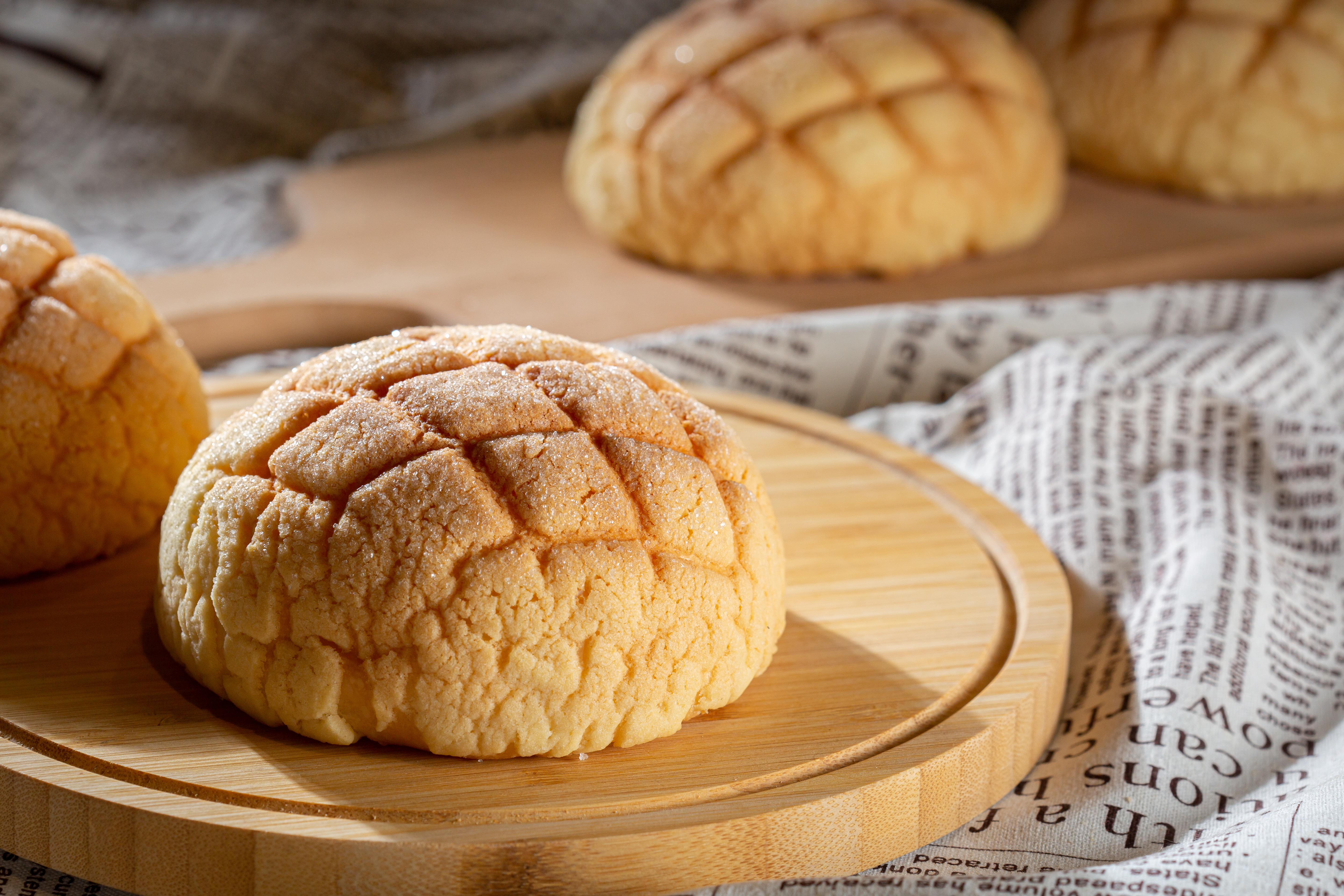 裕珍馨的「波蘿麵包」是創業至今人氣不墜的經典款，表面糖粒如碎鑽誘人。（12元／個）