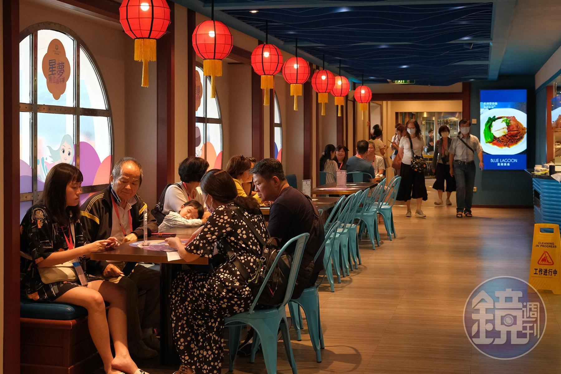 郵輪上的藍湖餐廳營業到從每天上午六點營業至半夜兩點(以船上公告為準),能滿足不論是早起或夜貓子等各種旅客的飲食需求。