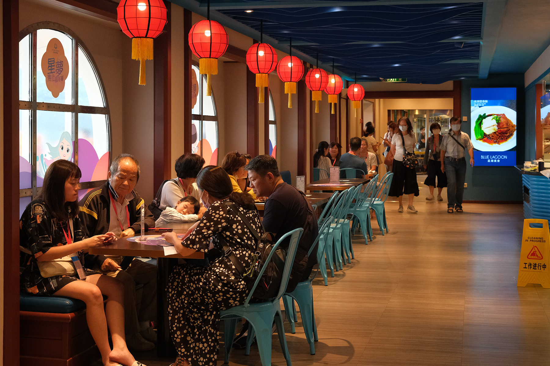 郵輪上的藍湖餐廳營業到從每天上午六點營業至半夜兩點（以船上公告為準），能滿足不論是早起或夜貓子等各種旅客的飲食需求。