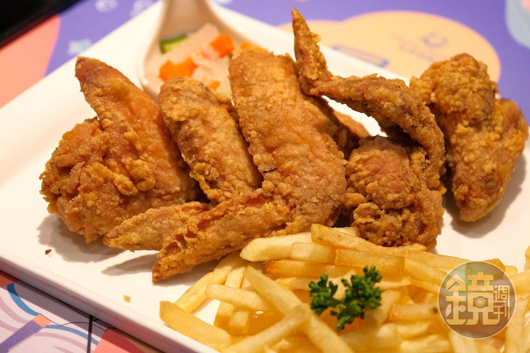 香酥炸雞翼是許多遊客最愛的下酒小菜。(278元/份)