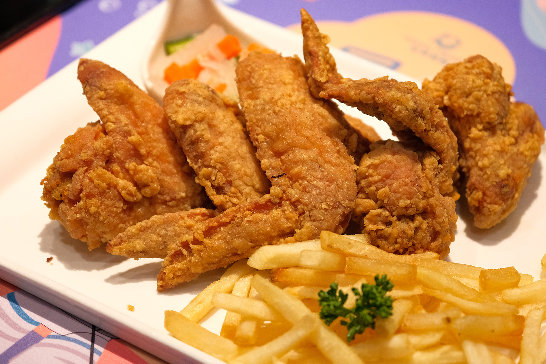 香酥炸雞翼是許多遊客最愛的下酒小菜。（278元／份）