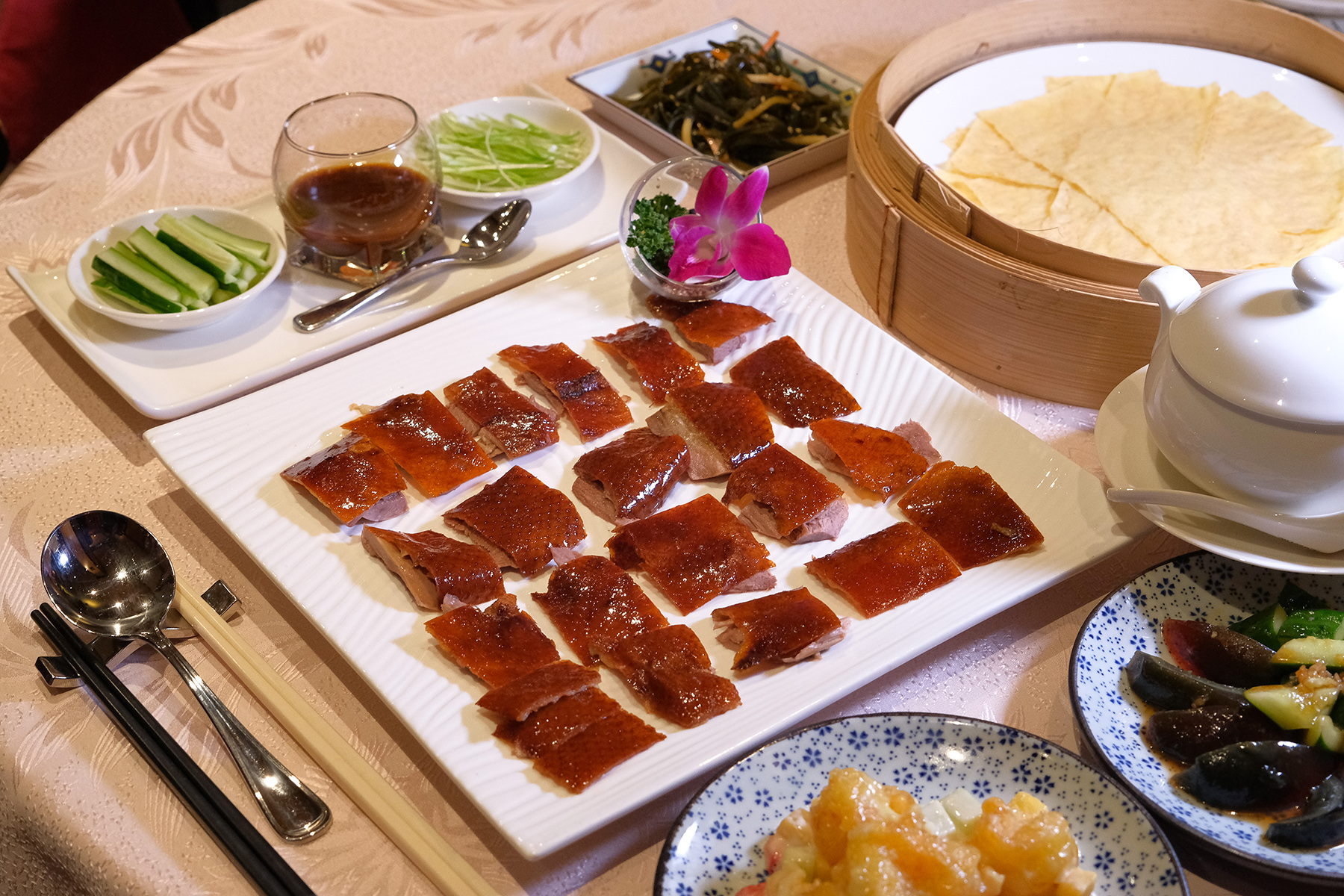 北京烤鴨是絲路花舞中餐廳的招牌菜色。