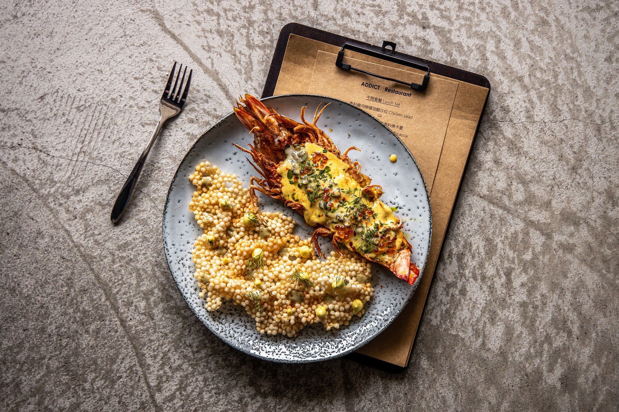 「特選澎湖野生大蝦搭配珠螺荷蘭醬」海鮮鮮味結合奶油醬的滑順，是可以細細品嘗的料理。（360元／份）