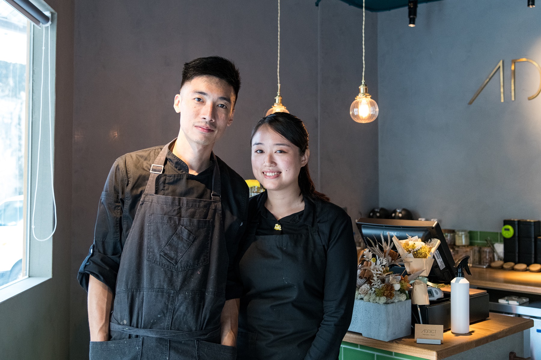 Roy（圖左）和Rachel兩人一起來到澎湖工作，兩人還有一間早午餐店。
